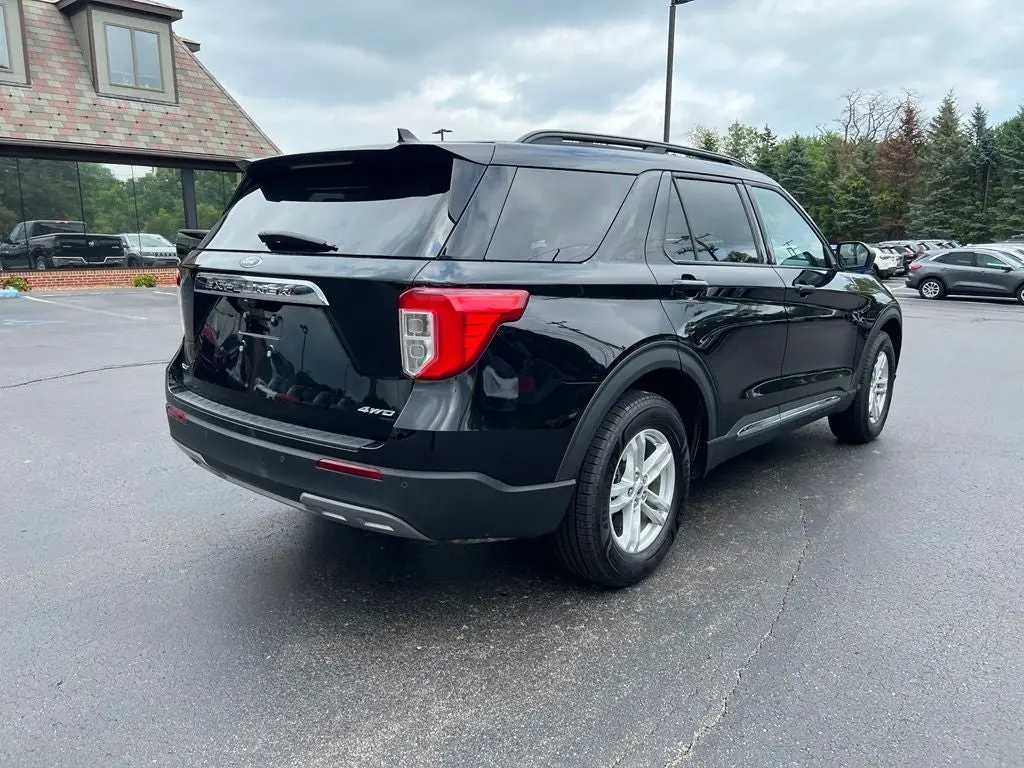 2022 Ford Explorer XLT 4WD photo 3