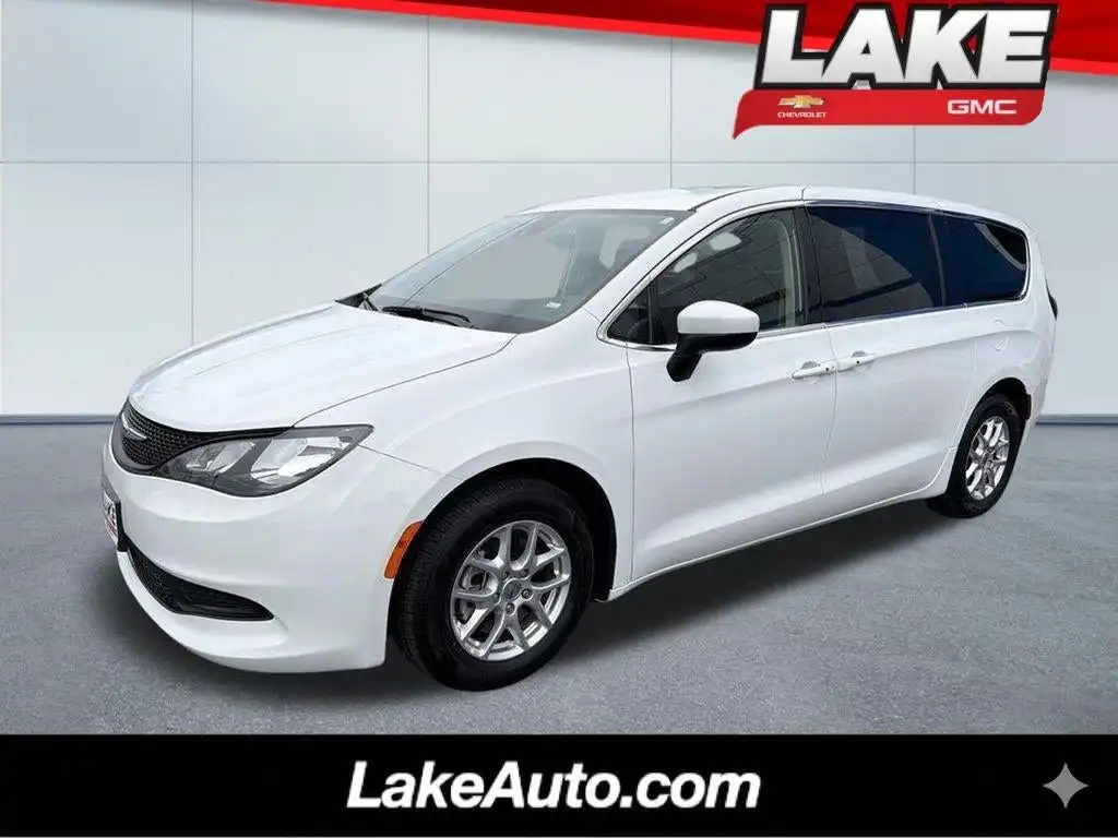 2023 Chrysler Voyager LX's photo