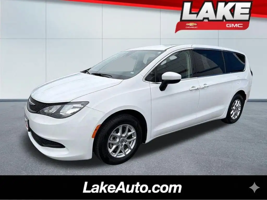 2023 Chrysler Voyager LX's photo