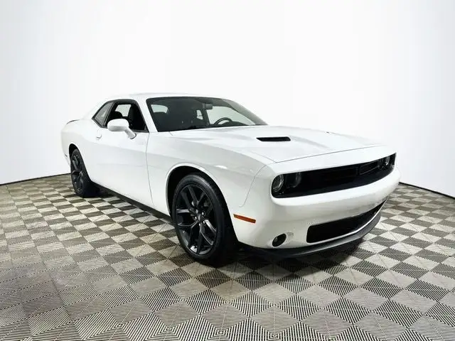 2022 Dodge Challenger SXT Auto photo 1