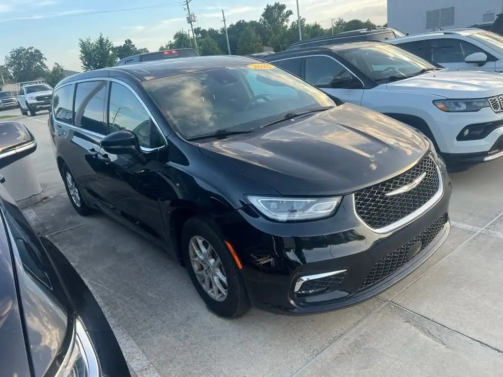 2025 Chrysler Pacifica Select's photo