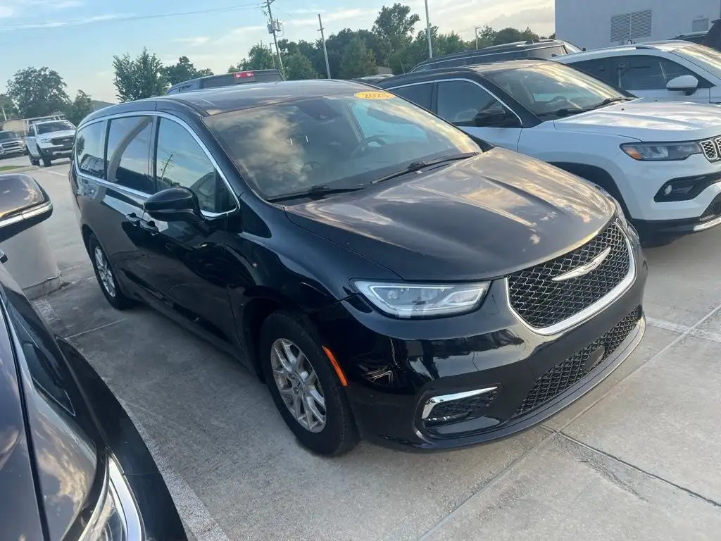 2025 Chrysler Pacifica Select's photo