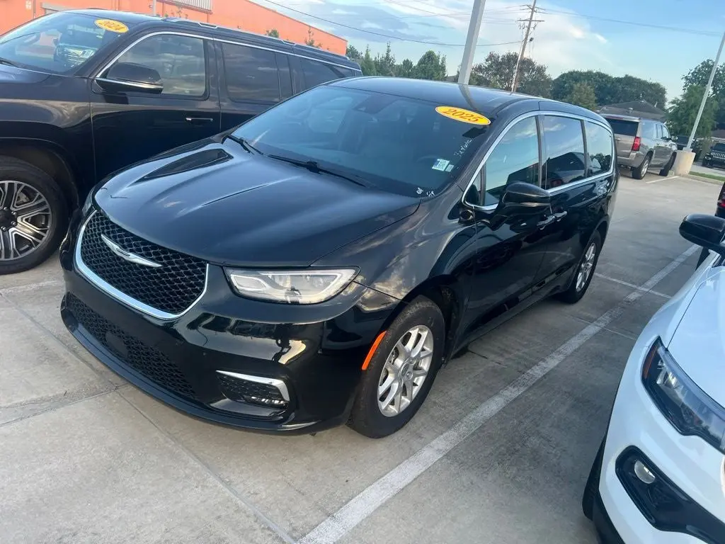 2025 Chrysler Pacifica Select photo 3