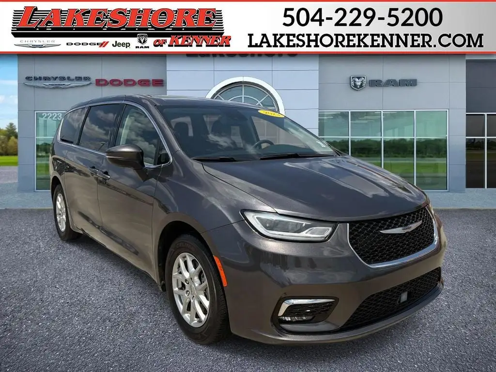 2023 Chrysler Pacifica Touring L photo 1