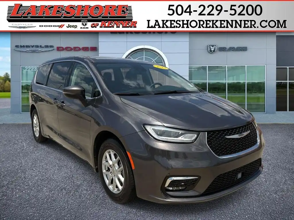 2023 Chrysler Pacifica Touring L's photo