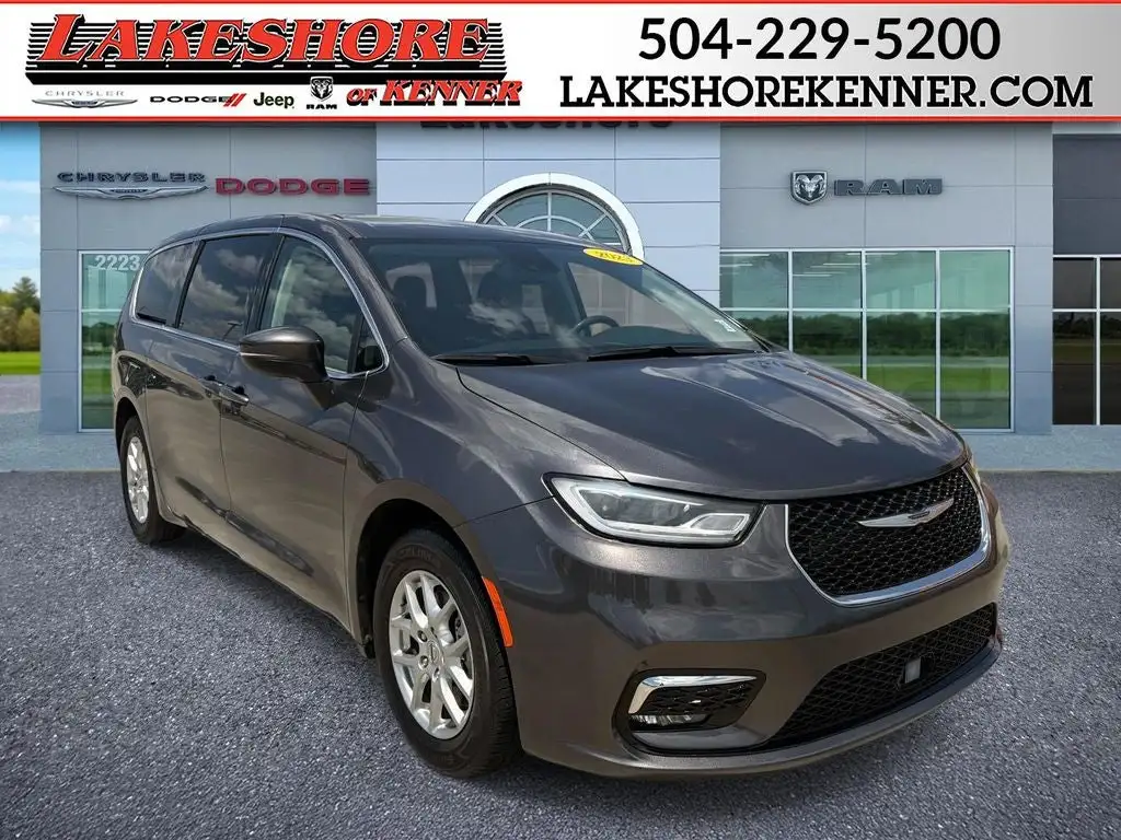 2023 Chrysler Pacifica Touring L's photo