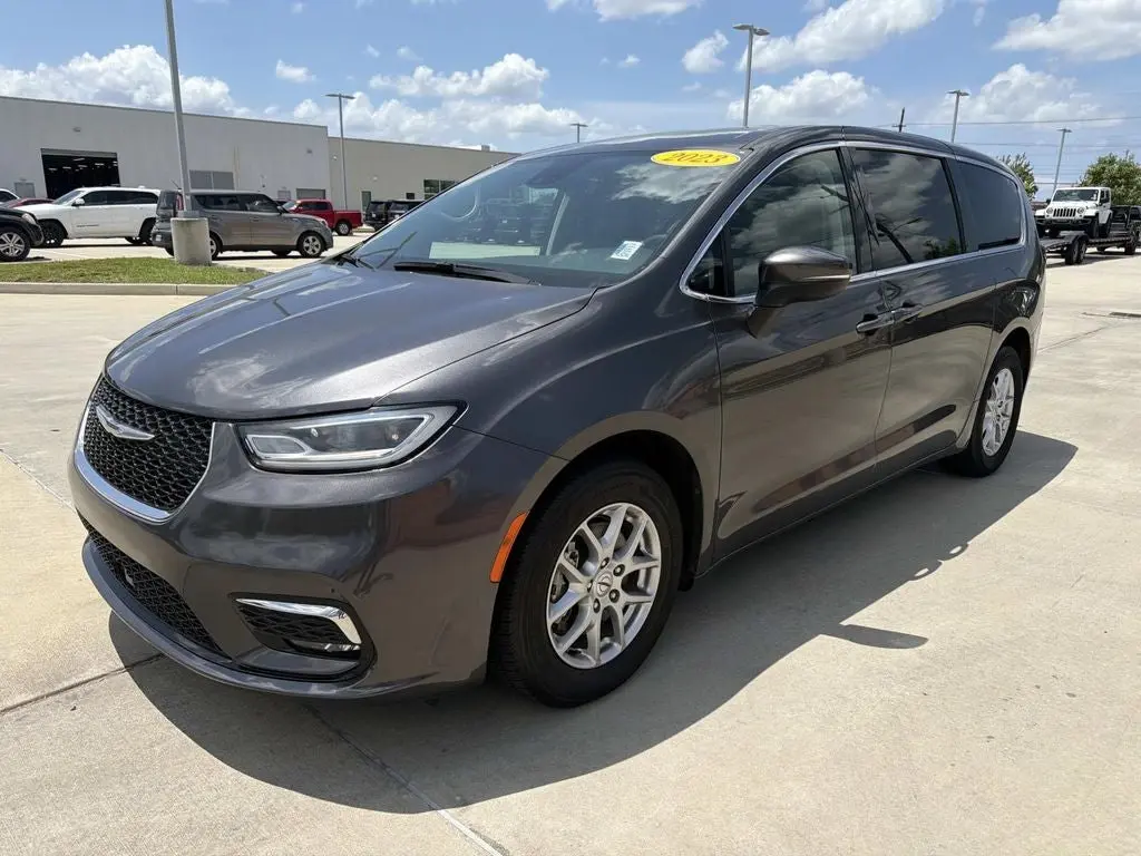 2023 Chrysler Pacifica Touring L photo 3