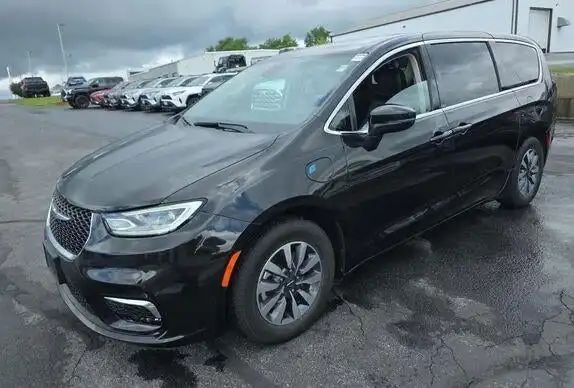 2023 Chrysler Pacifica Hybrid Touring L's photo