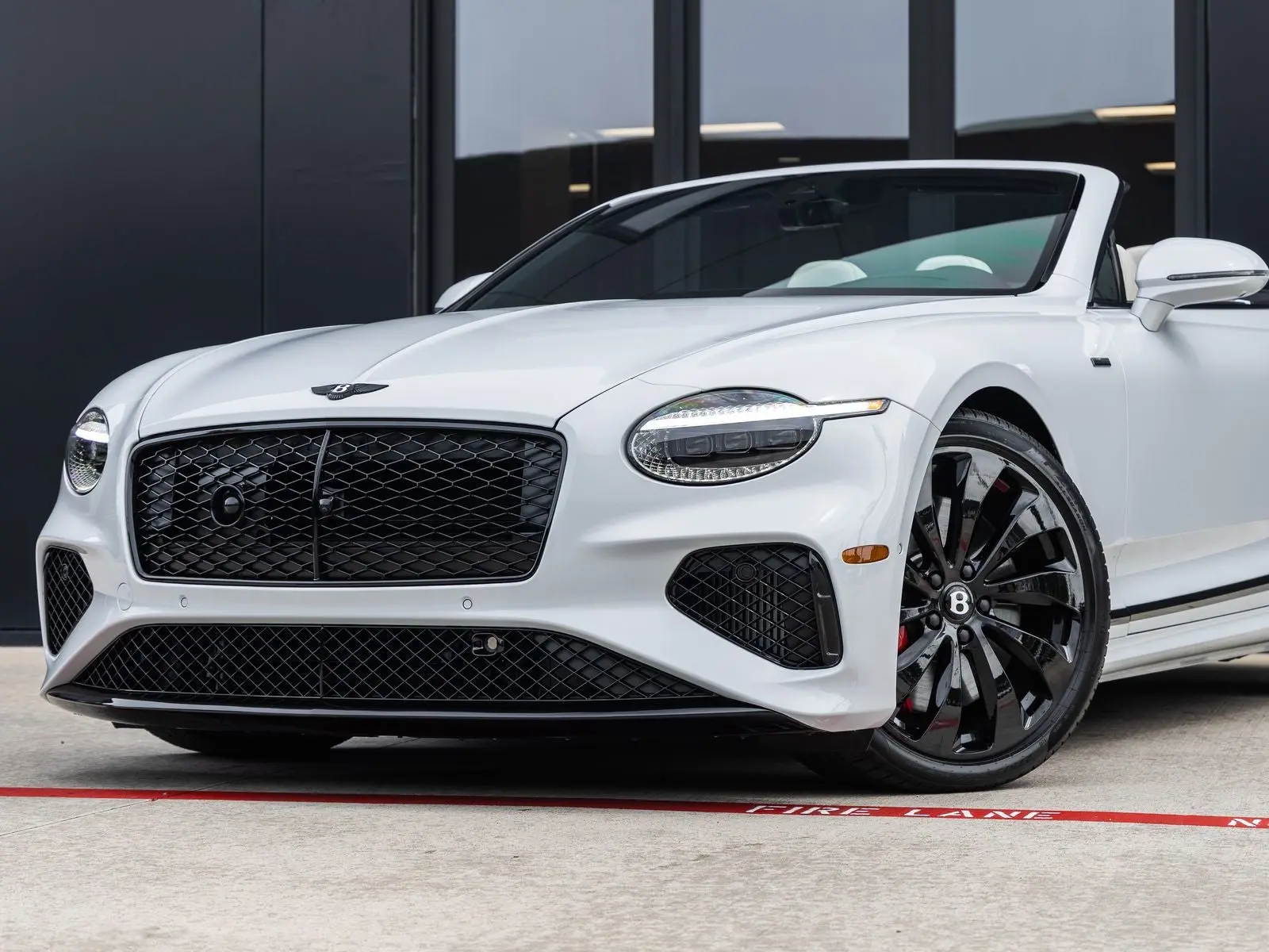 2025 Bentley Continental GT V8 Mulliner photo 3