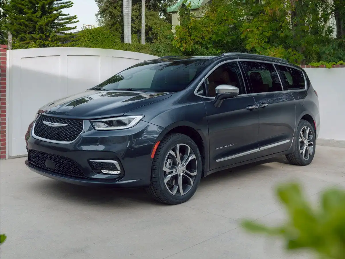 2021 Chrysler Pacifica Touring's photo