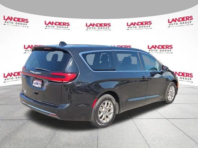 2023 Chrysler Pacifica Touring L photo 3