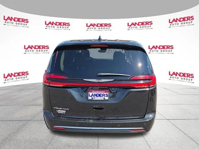 2023 Chrysler Pacifica Touring L photo 4