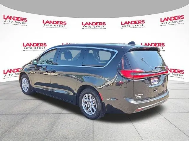 2023 Chrysler Pacifica Touring L photo 5