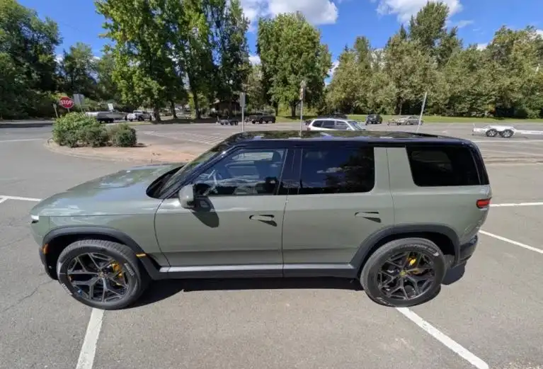 2027 Rivian R2 Performance's photo