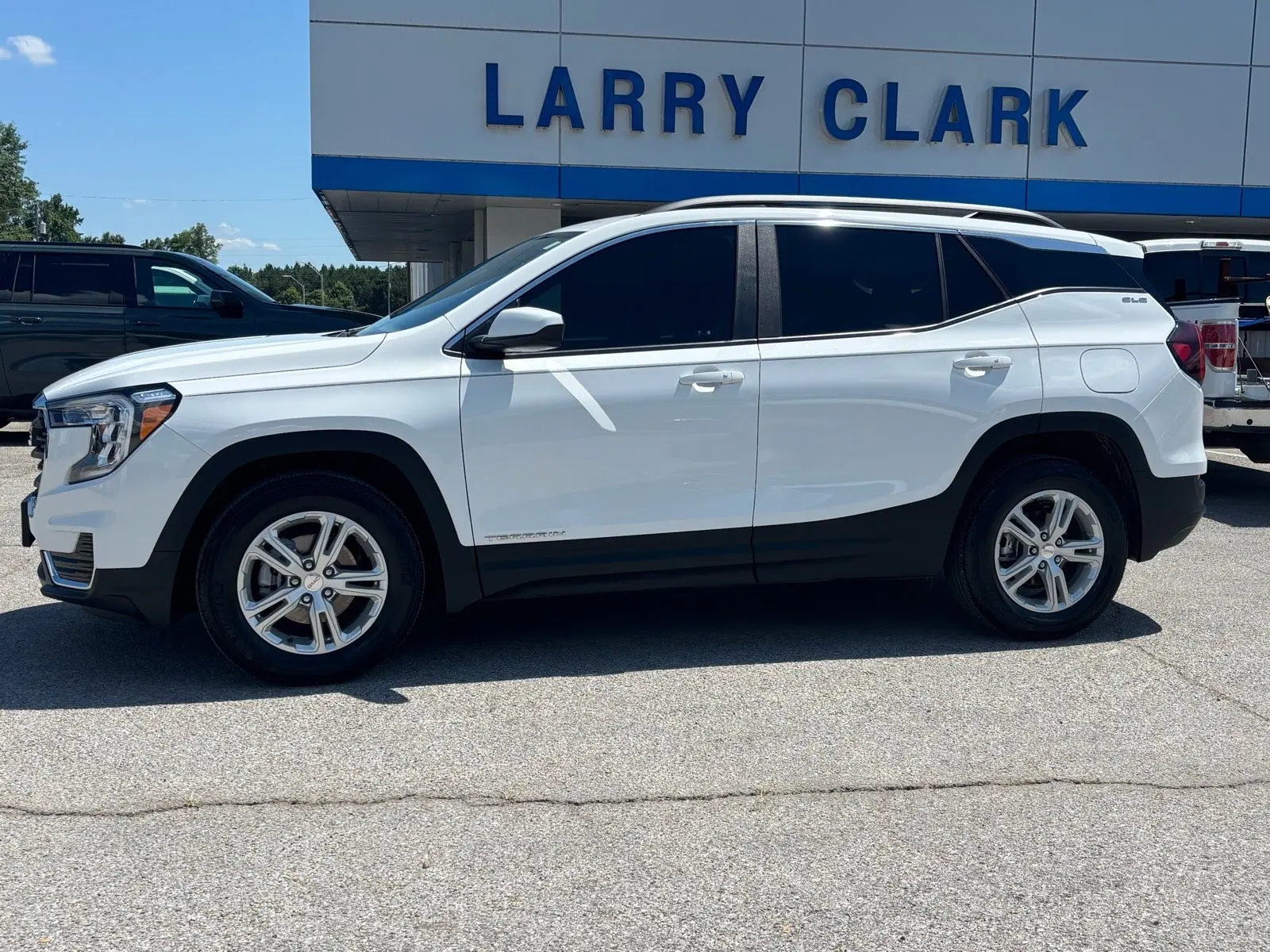 2024 GMC Terrain SLE FWD photo 3