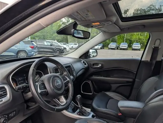 2017 Jeep Compass Latitude 4X4 photo 3