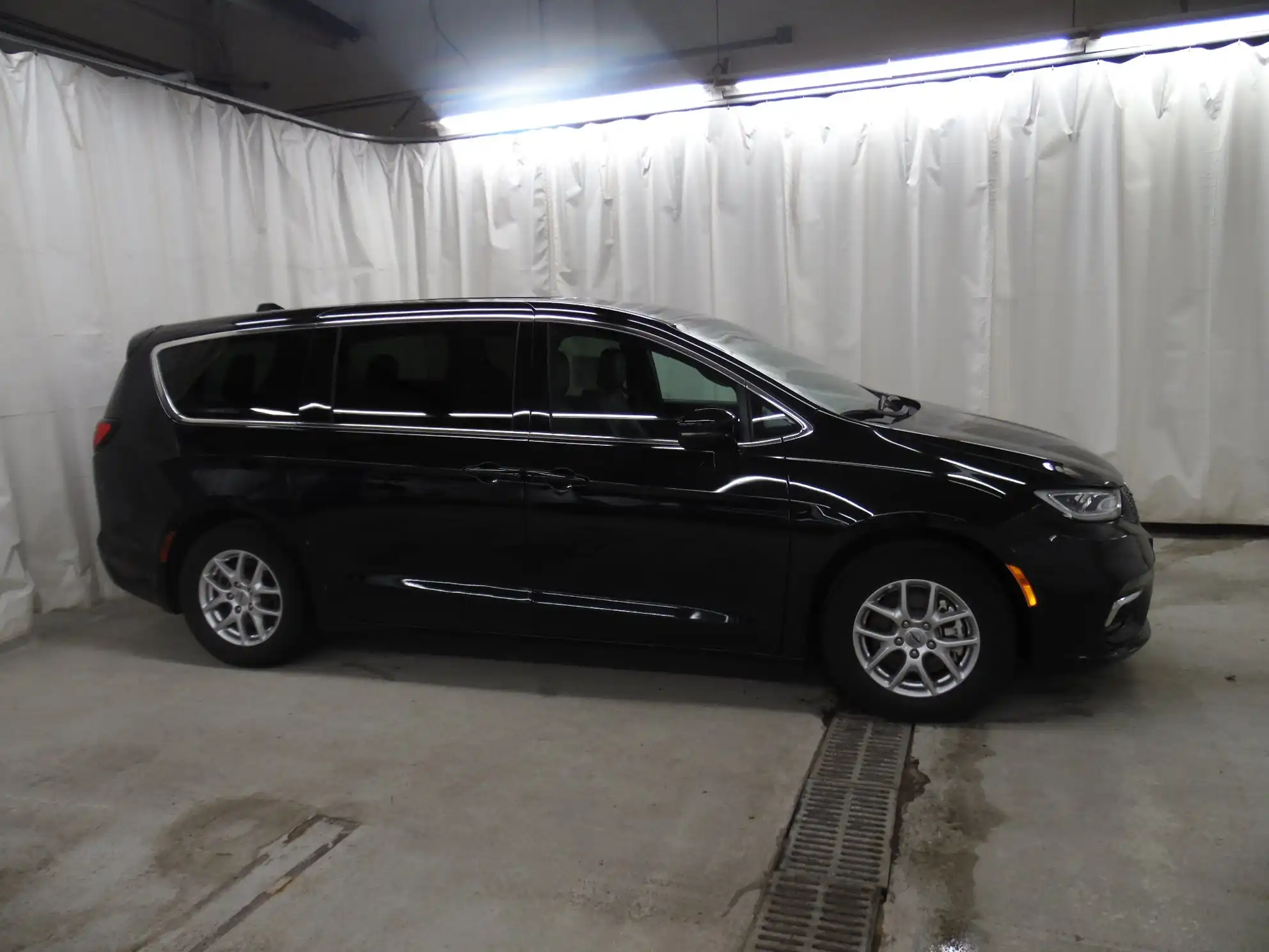 2025 Chrysler Pacifica Select's photo