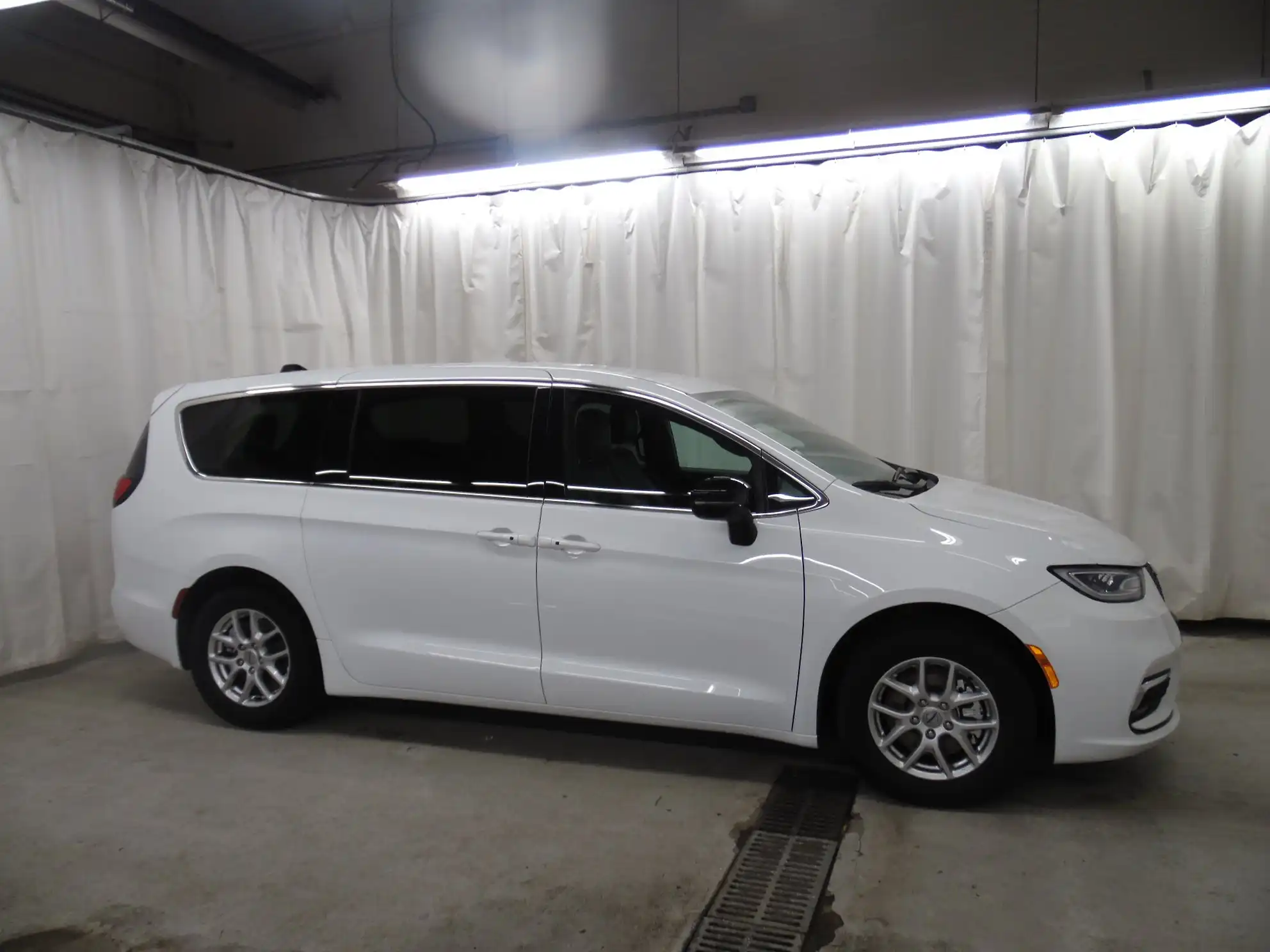 2025 Chrysler Pacifica Select's photo