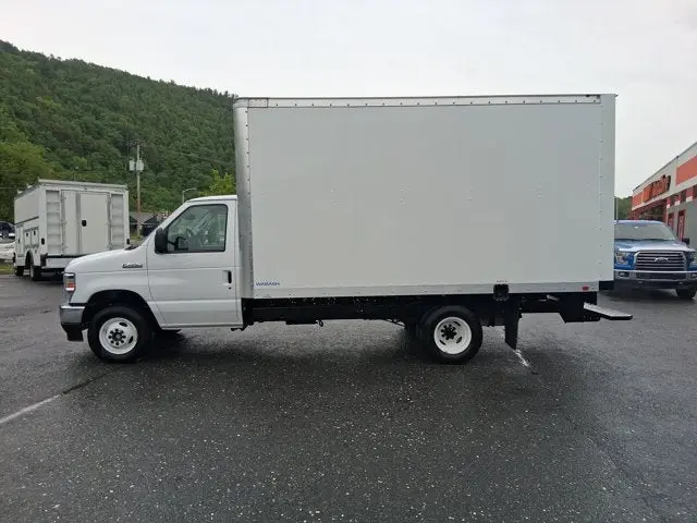2026 Ford E-Series DRW E-450 Super Duty 158 in WB photo 4