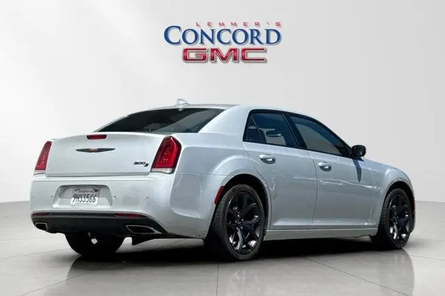 2023 Chrysler 300 S photo 4