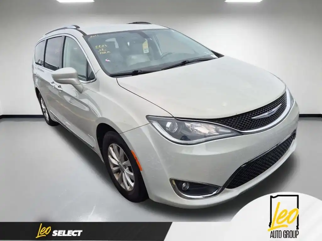 2019 Chrysler Pacifica Touring L's photo