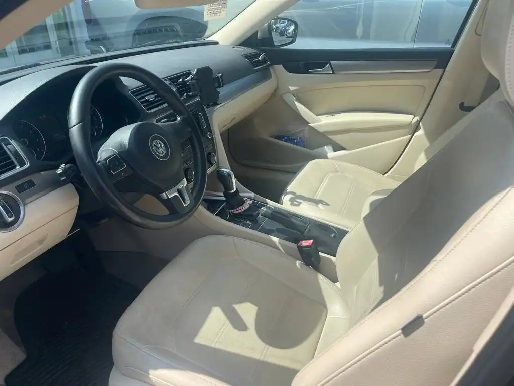 2015 Volkswagen Passat 1.8T Limited Edition DSG PZEV's photo
