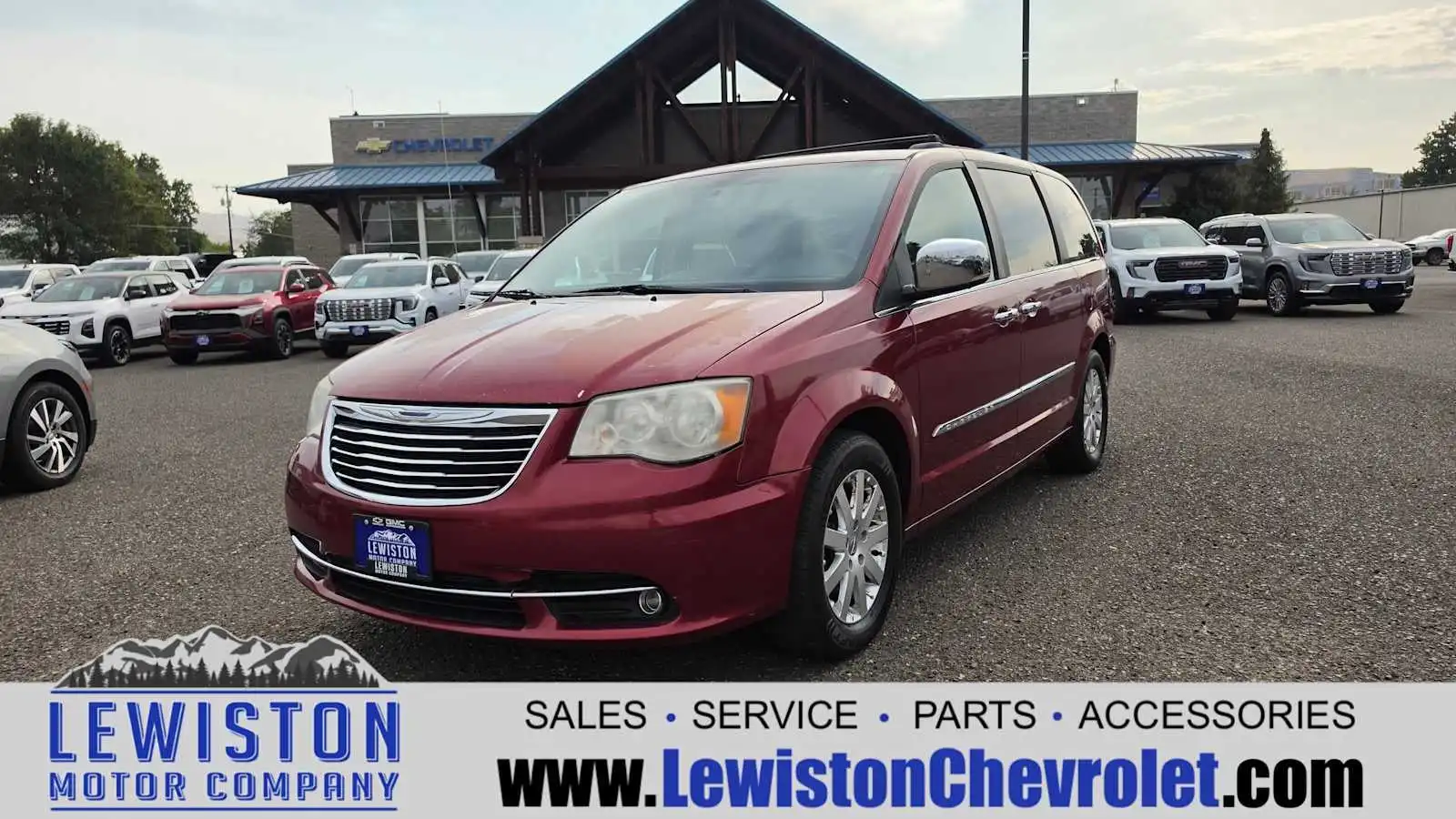 2011 Chrysler Town & Country Touring L's photo