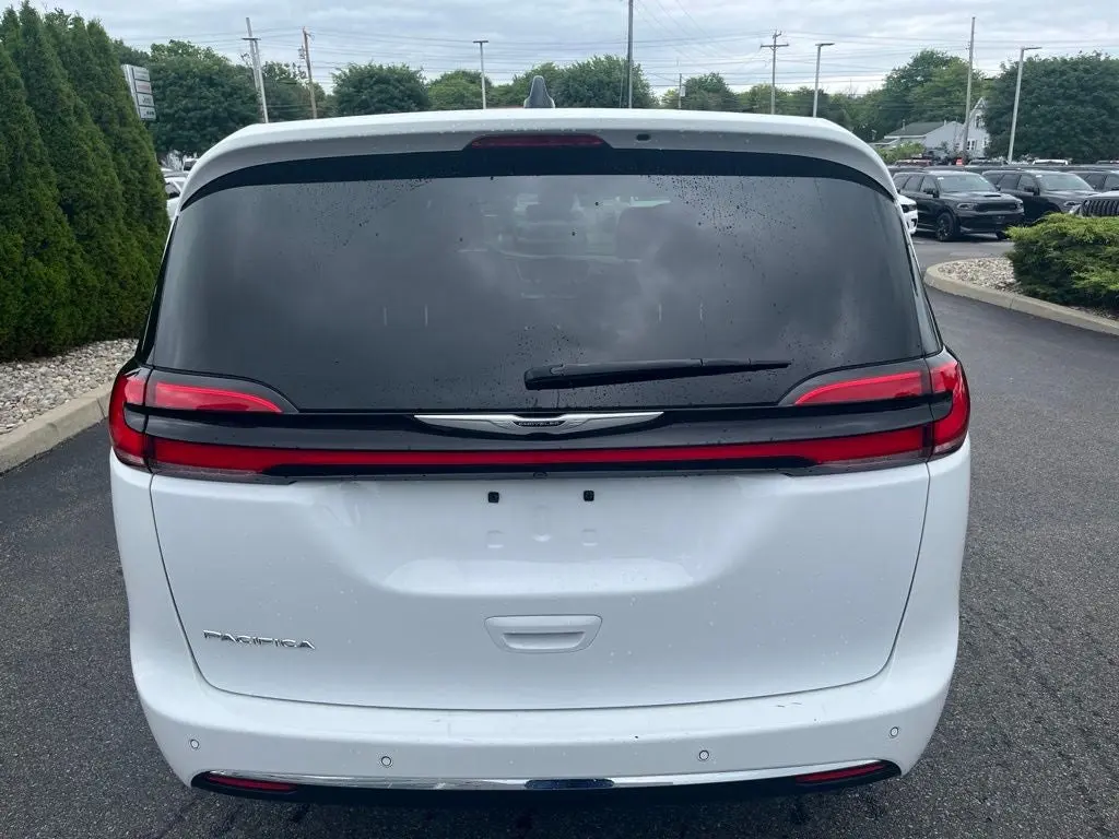 2025 Chrysler Pacifica Select photo 5