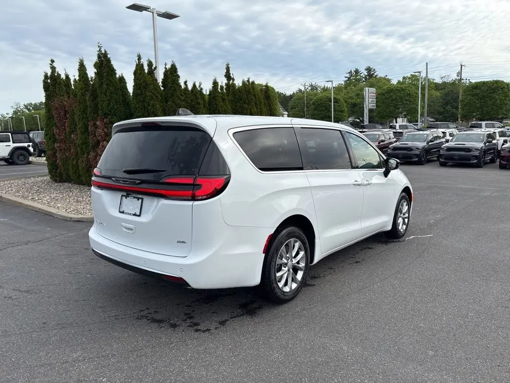 2027 Chrysler Pacifica Select AWD photo 3