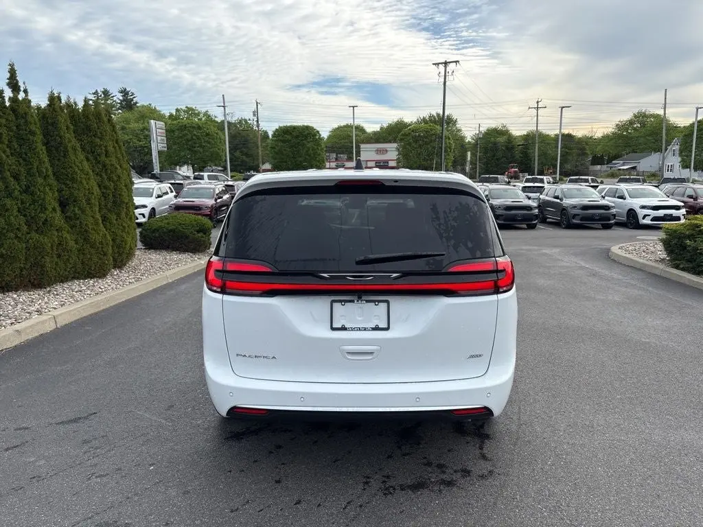 2027 Chrysler Pacifica Select AWD photo 5