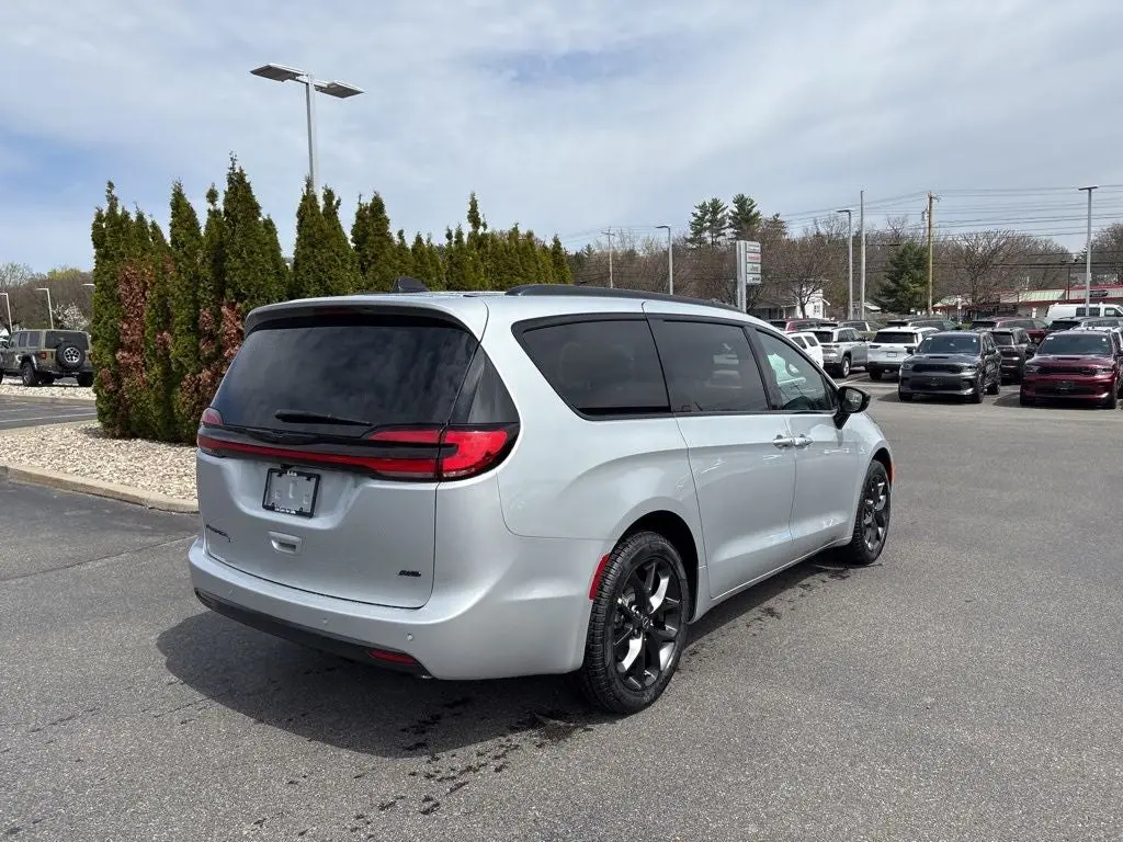 2026 Chrysler Pacifica Select AWD photo 3