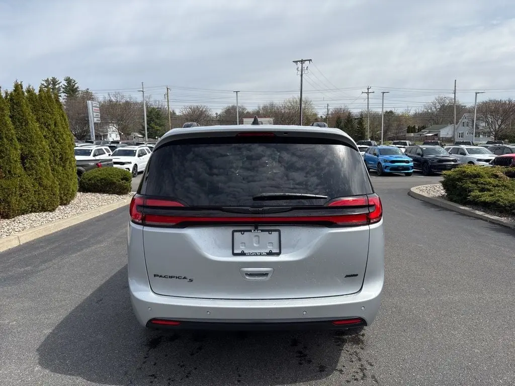 2026 Chrysler Pacifica Select AWD photo 5
