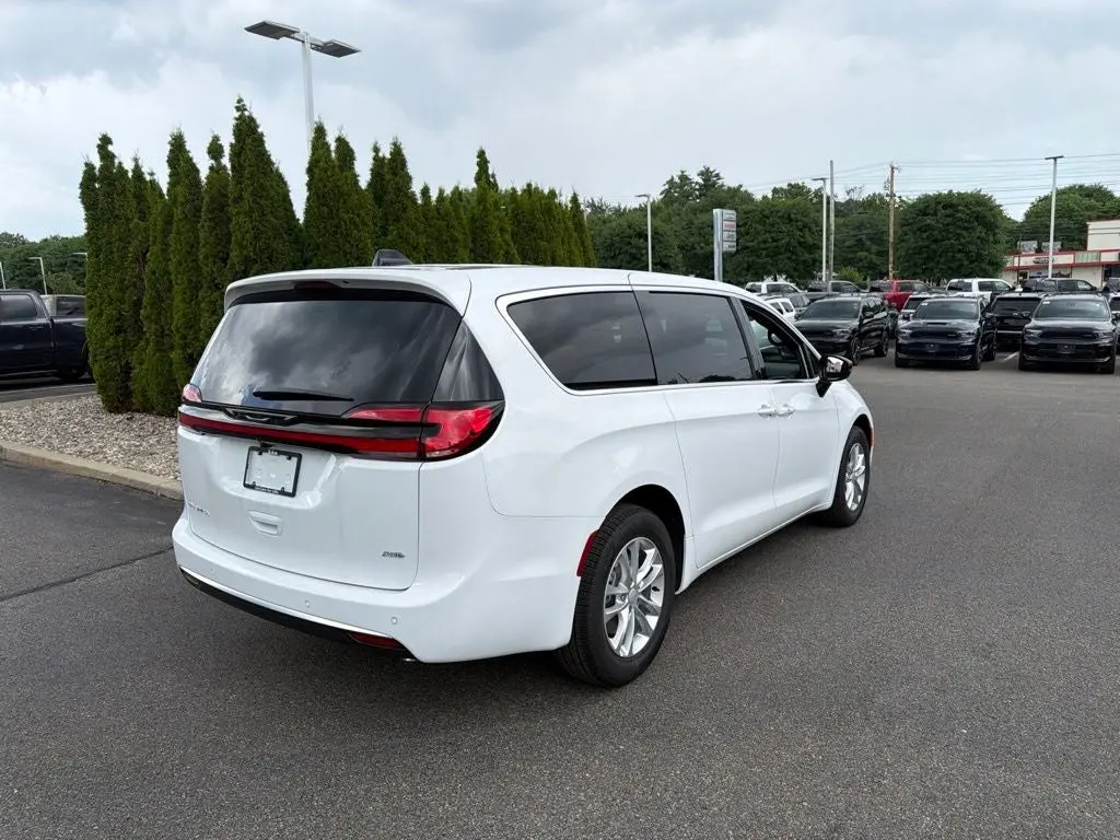 2027 Chrysler Pacifica Select AWD photo 3