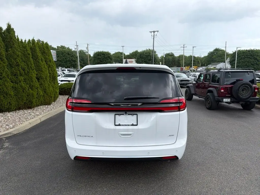 2027 Chrysler Pacifica Select AWD photo 4