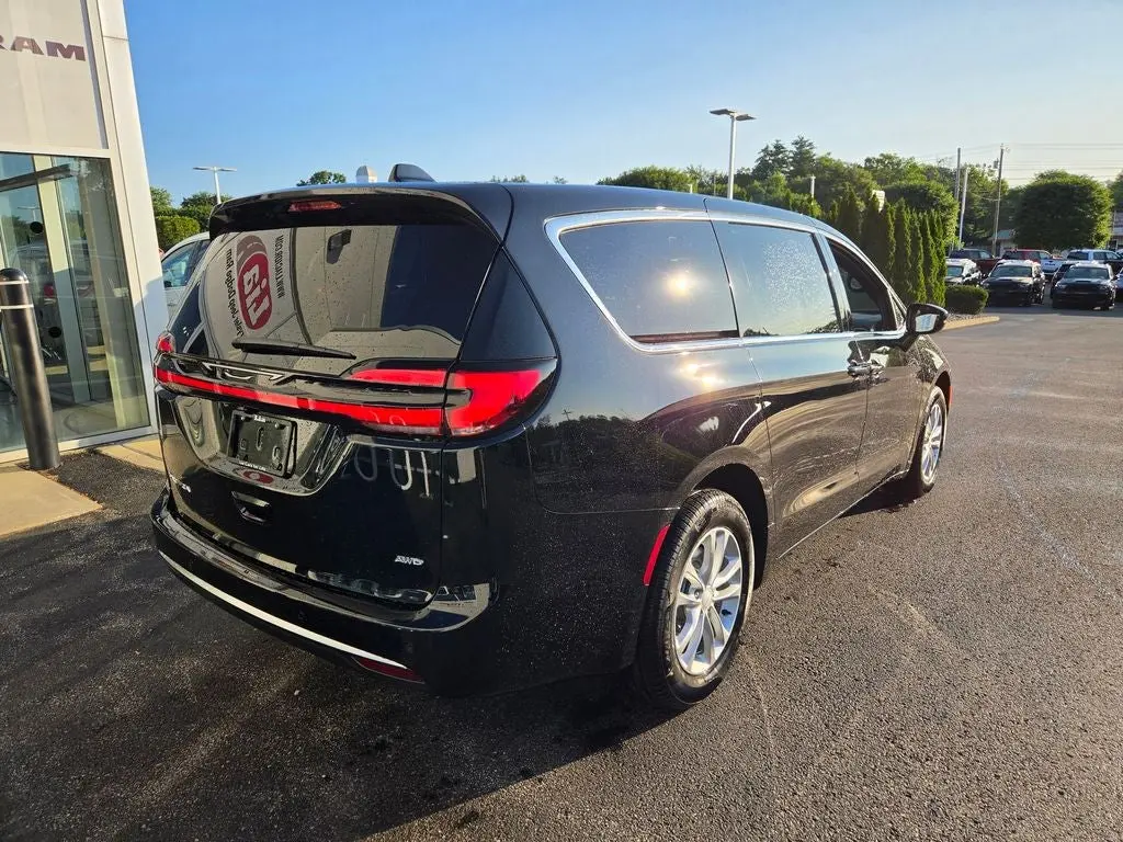 2027 Chrysler Pacifica Select AWD photo 3