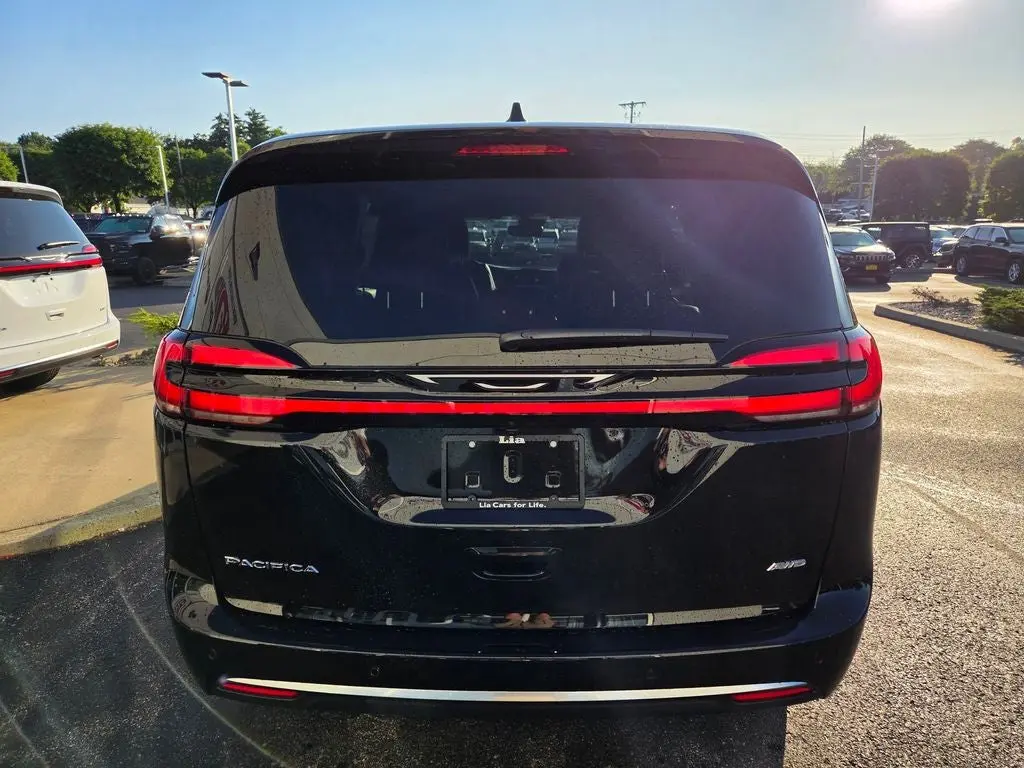 2027 Chrysler Pacifica Select AWD photo 4