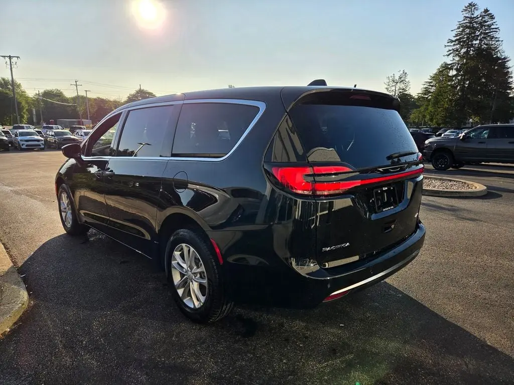 2027 Chrysler Pacifica Select AWD photo 5