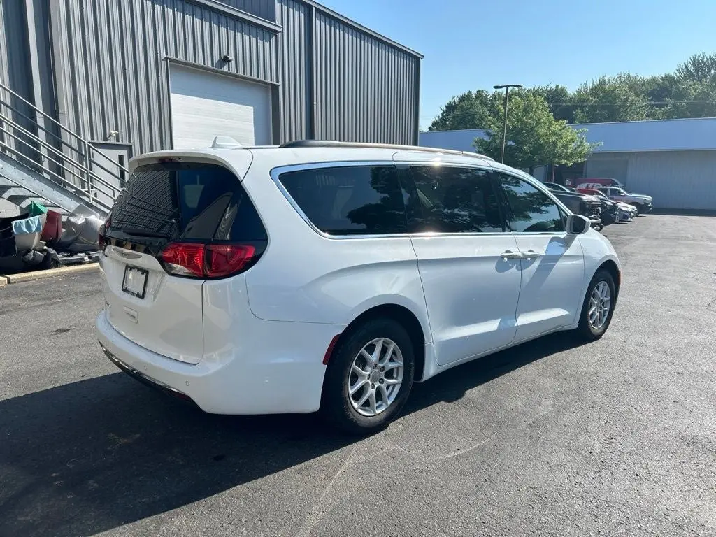 2020 Chrysler Pacifica Touring photo 3