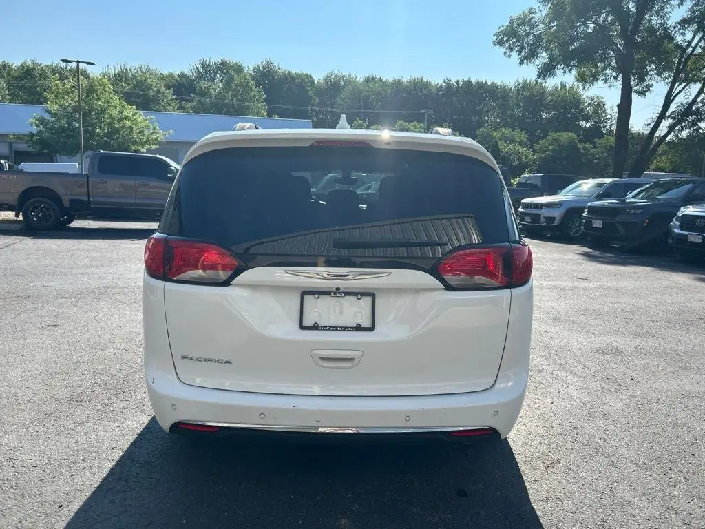 2020 Chrysler Pacifica Touring photo 5