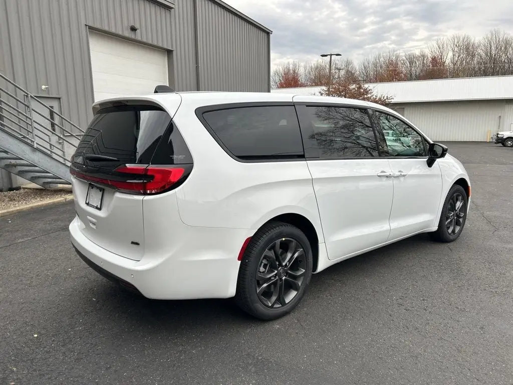 2026 Chrysler Pacifica Select AWD photo 3