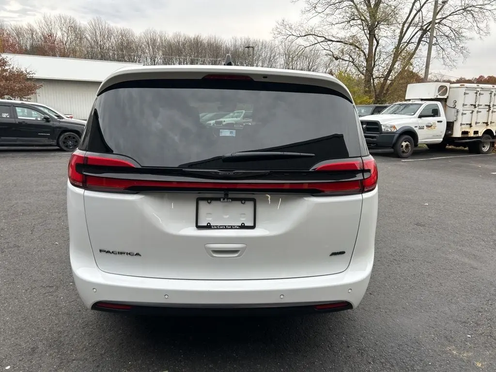 2026 Chrysler Pacifica Select AWD photo 5