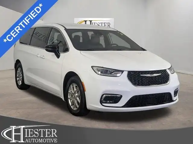 2025 Chrysler Pacifica Select's photo
