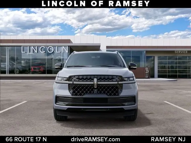 2027 Lincoln Navigator Reserve 4WD photo 3
