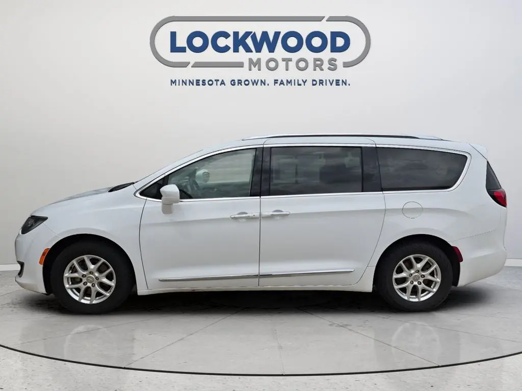 2020 Chrysler Pacifica Touring L photo 3
