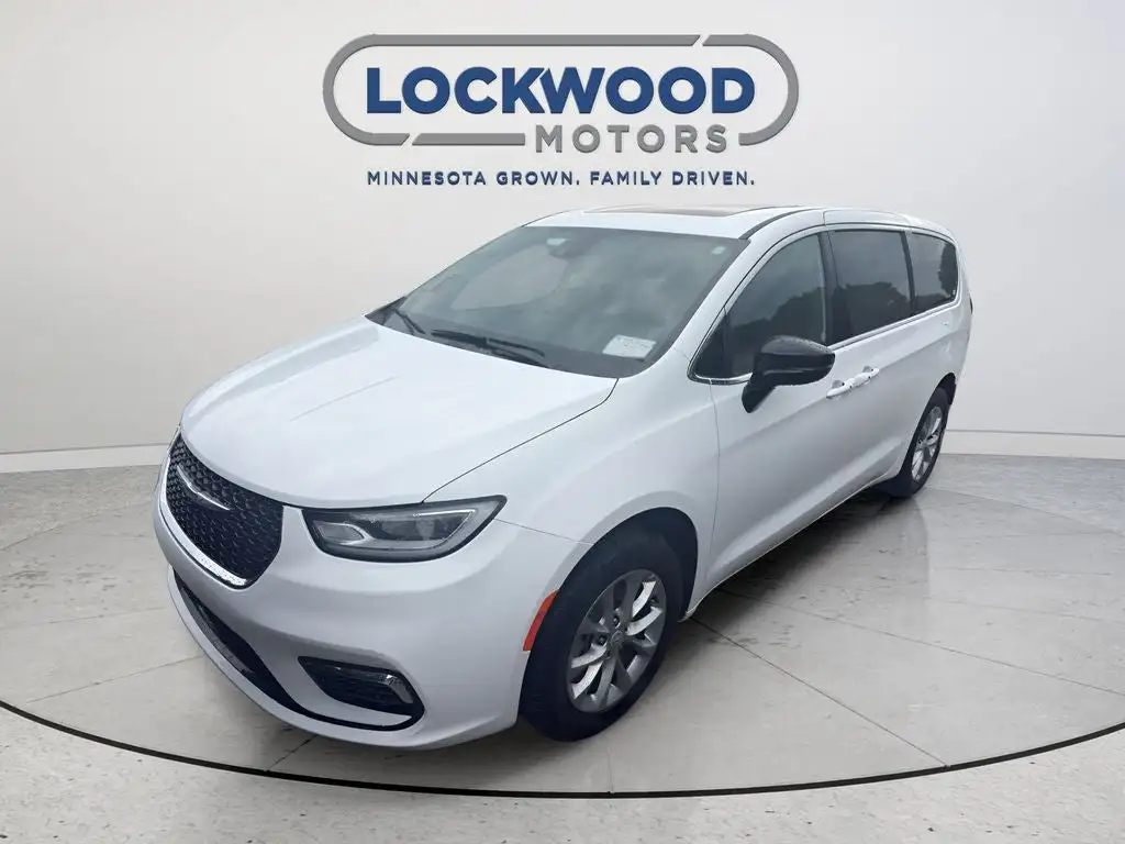 2026 Chrysler Pacifica Limited AWD's photo