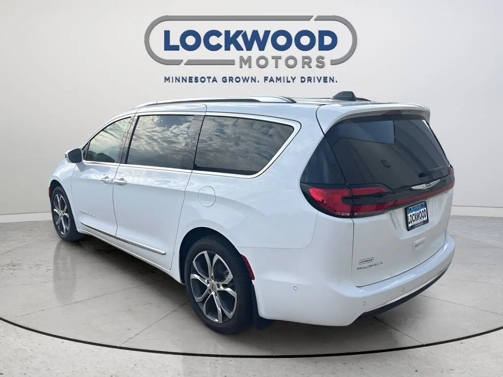 2024 Chrysler Pacifica Pinnacle AWD photo 3