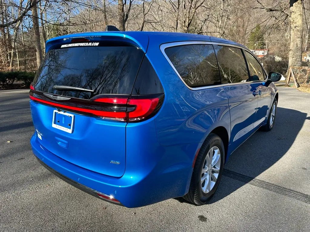 2026 Chrysler Pacifica Select AWD photo 3