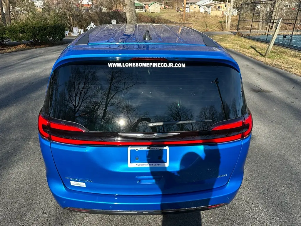2026 Chrysler Pacifica Select AWD photo 4