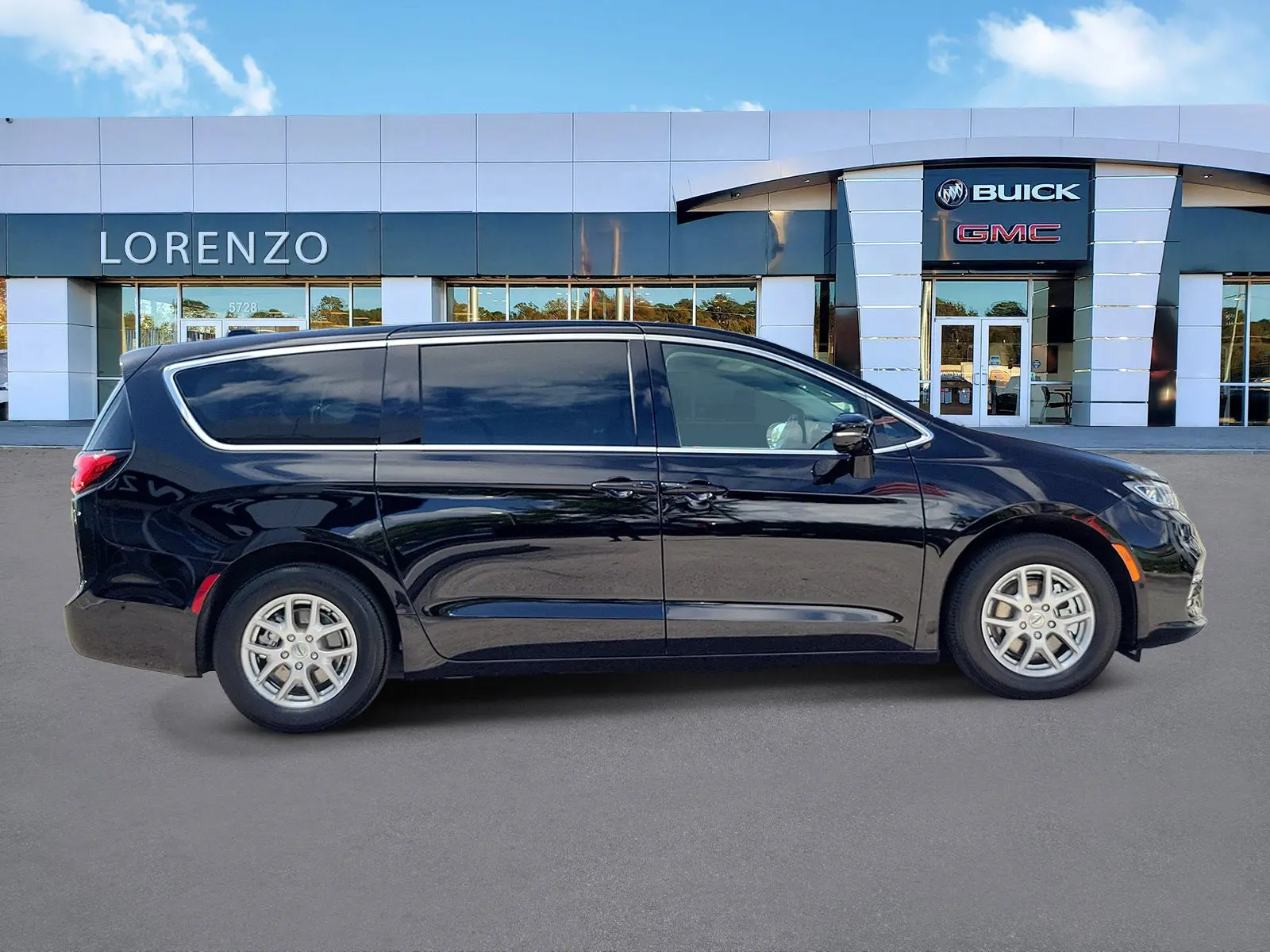 2024 Chrysler Pacifica Touring L photo 4