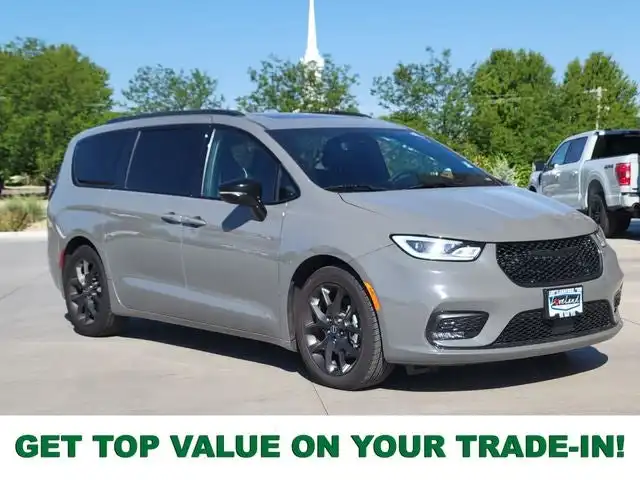 2025 Chrysler Pacifica Limited's photo